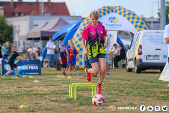 Piłkarskie Kino Plenerowe w Grodkowie: sportowe emocje i wspólny seans