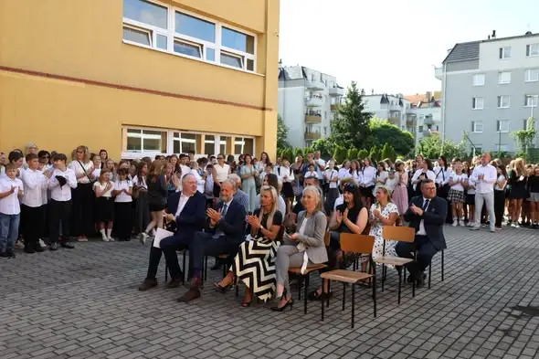 Uroczyste rozpoczęcie roku szkolnego w PSP nr 1 w Brzegu