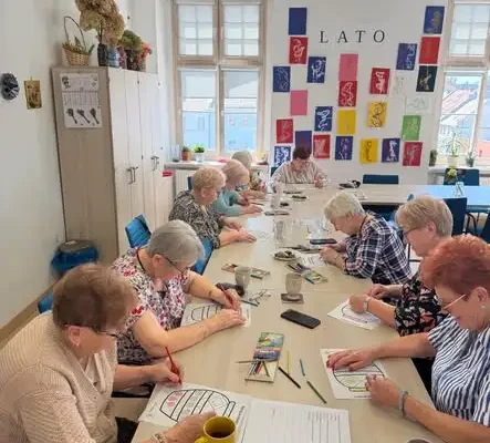 Seniorzy z Gródka ćwiczyli rysowanie niedominującą ręką