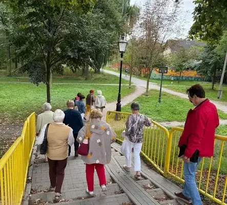 Seniorzy z Grodkowa spędzili aktywnie czas na spacerze po Cegielni i parku