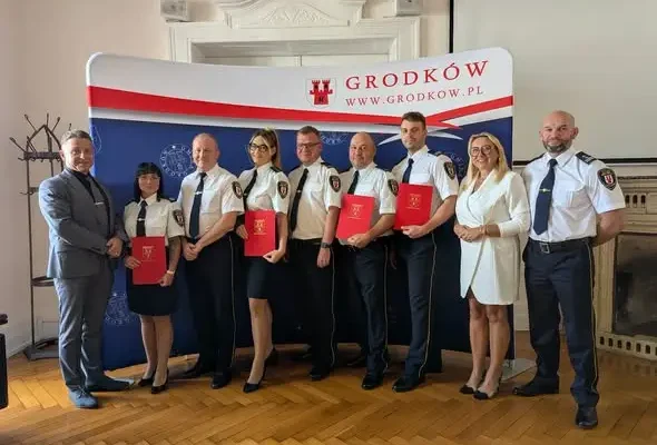 Awans w Straży Miejskiej w Grodkowie – nominacje dla czterech funkcjonariuszy