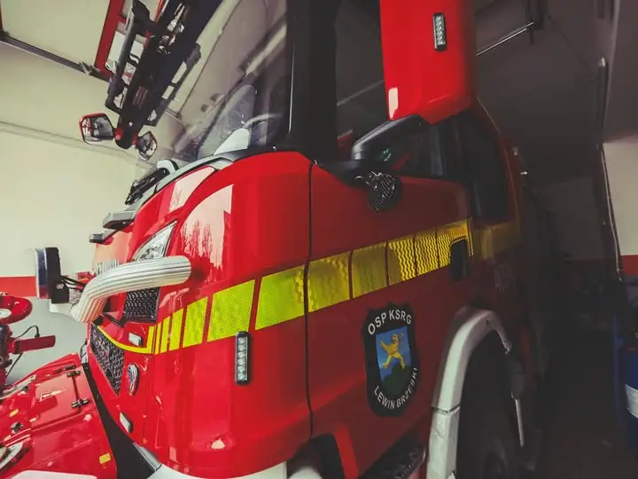 Pożar pozostałości roślinnych w Raskach – interwencja strażaków