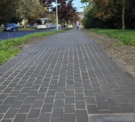 Nowy chodnik przy ul. Fabrycznej w Brzegu — zakończono inwestycję