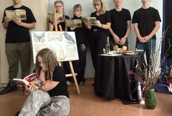 Narodowe Czytanie „Dziadów” w PSP nr 1 w Brzegu – lekcja, która łączy pokolenia