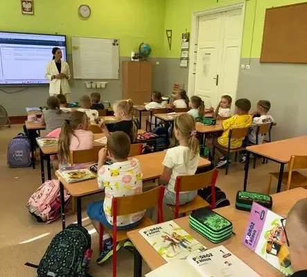 Pierwszaki poznały szkołę i zasady bezpieczeństwa na drodze
