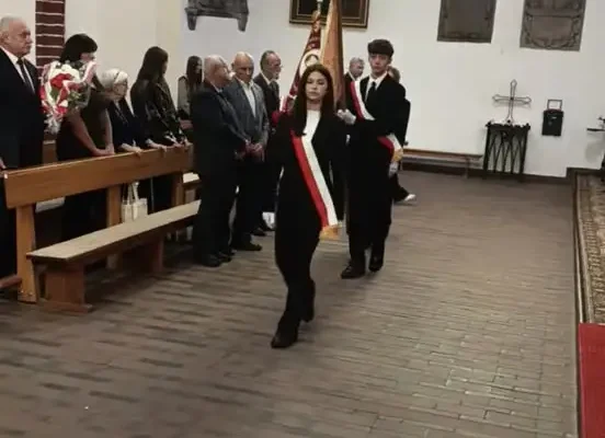 Poczet sztandarowy PSP nr 6 w Brzegu na obchodach Dnia Sybiraka