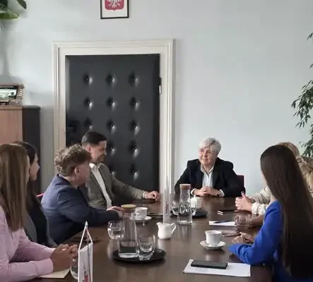 Brzeg szykuje świąteczną iluminację. Ruszyły przygotowania do zimowego widowiska
