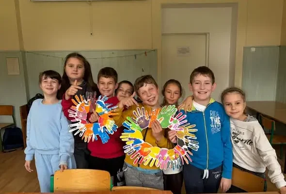 Klasa 3b stworzyła wieniec z odbić dłoni – wyjątkowa lekcja współpracy w świetlicy