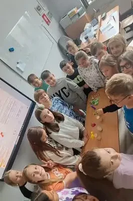 Uczniowie klas 4 zamienili salę przyrody w laboratorium – badali drożdże