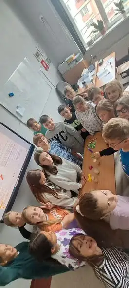 Uczniowie klas 4 zamienili salę przyrody w laboratorium – badali drożdże