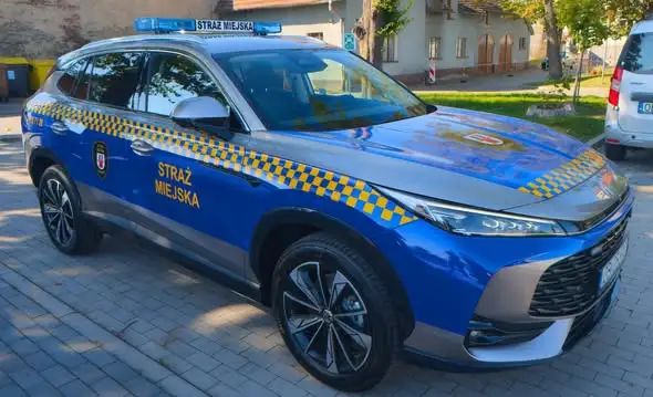 Grodków: nowy hybrydowy radiowóz dla Straży Miejskiej z defibrylatorem AED