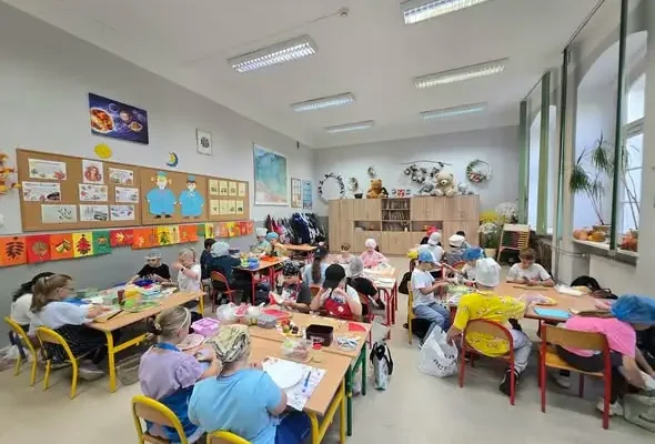 Klasa 3b zamieniła ławki w małe kuchnie – zdrowe śniadanie na piątkę z plusem