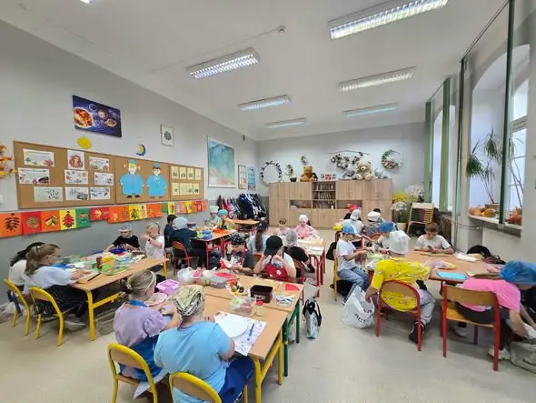 Klasa 3b zamieniła ławki w małe kuchnie – zdrowe śniadanie na piątkę z plusem