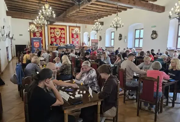 Mistrzostwa Brzegu w Rummikub – miłośnicy gry opanowali Ratusz