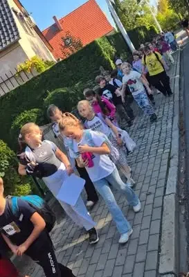 Jesienne bingo i warstwy lasu – klasy 3a i 3c odkrywają park