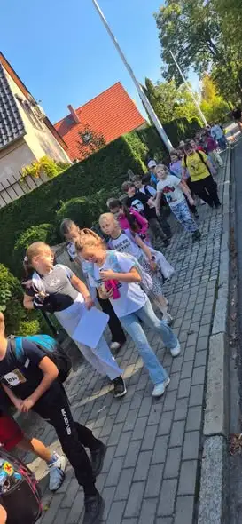 Jesienne bingo i warstwy lasu – klasy 3a i 3c odkrywają park