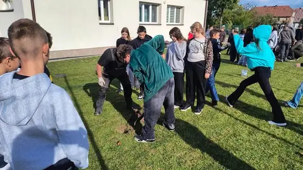 Dzień Drzewa w PZSP w Olszance – uczniowie posadzili własne drzewa