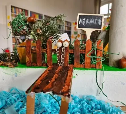 Uczniowie klasy 4B zbudowali świat Kajka i Kokosza – makiety w bibliotece szkolnej
