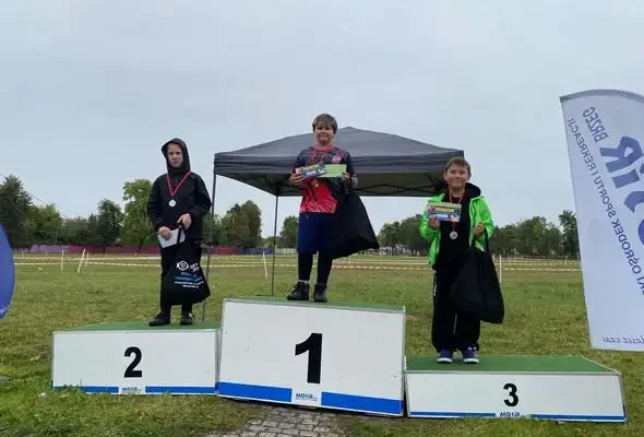 Uczniowie z Brzegu na podium zawodów rowerowych mimo deszczu i błota