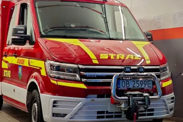 Interwencje strażaków z Lewina Brzeskiego – złamane drzewo i awaria na A4