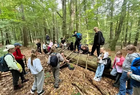 Klasa 5b z wizytą w Leśnej Bazie w Niemodlinie – dzień pełen przygód