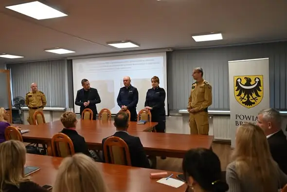 Bezpieczeństwo w placówkach powiatu brzeskiego – spotkanie służb