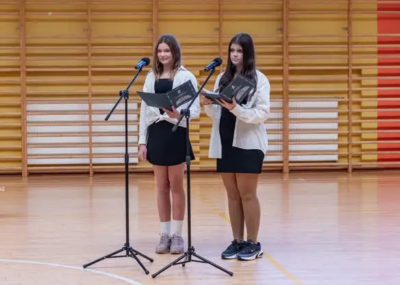 Dzień Edukacji Narodowej na wesoło – szkolny apel pełen humoru i niespodzianek