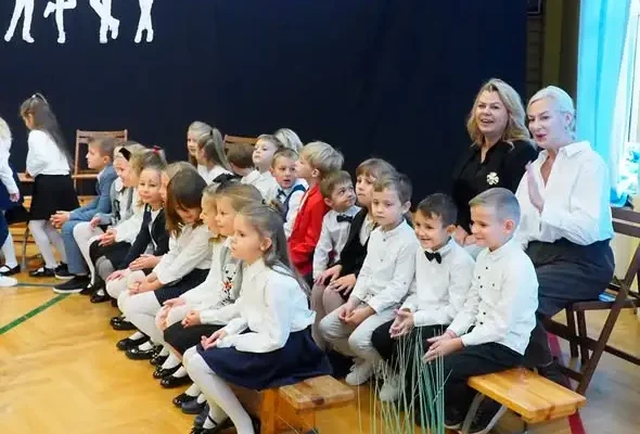 Pasowanie na ucznia w brzeskiej Ósemce. Mali naukowcy wyruszyli w szkolną podróż