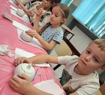 Jesienne warsztaty gipsowe w klasie 1c — dzieci stworzyły dynie i liście
