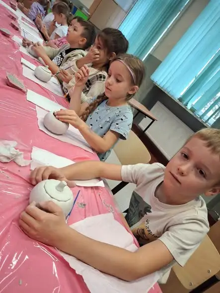 Jesienne warsztaty gipsowe w klasie 1c — dzieci stworzyły dynie i liście