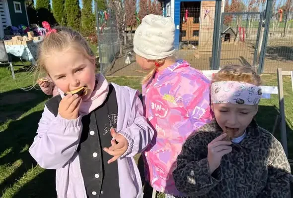 Przedszkolaki z Olszanki świętowały Dzień Pieczonego Ziemniaka na Kolorowej Farmie