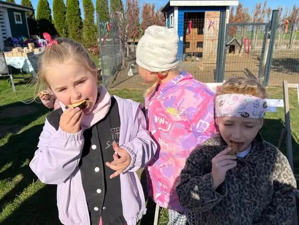 Przedszkolaki z Olszanki świętowały Dzień Pieczonego Ziemniaka na Kolorowej Farmie