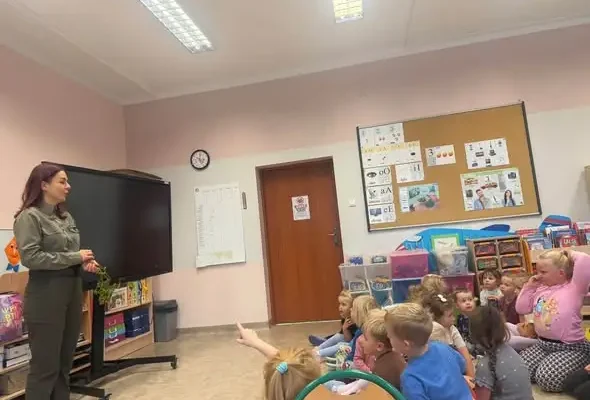 Przedszkolaki z Olszanki odkrywały tajemnice lasu z leśnikami z Brzegu