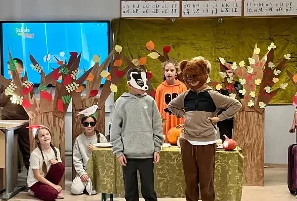 „Bal jesieni” – drugoklasiści z Olszanki na leśnej scenie