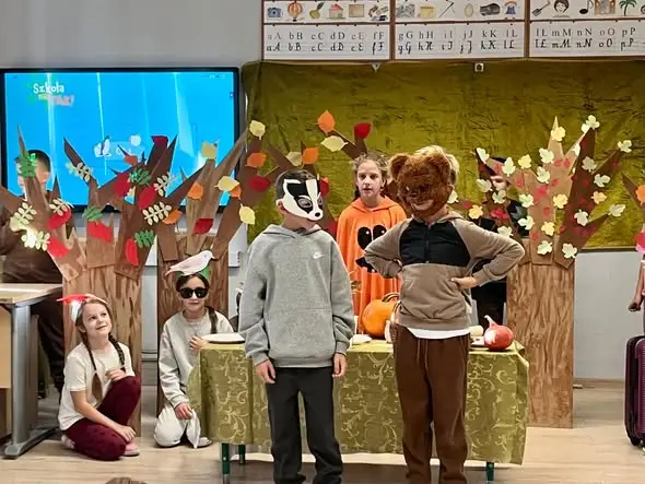 „Bal jesieni” – drugoklasiści z Olszanki na leśnej scenie