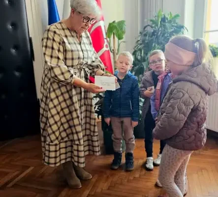 Przedszkolaki z Brzegu zaprosiły burmistrzynię na obchody Święta Niepodległości