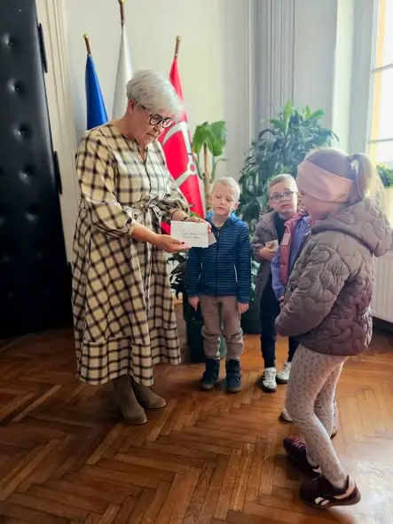 Przedszkolaki z Brzegu zaprosiły burmistrzynię na obchody Święta Niepodległości