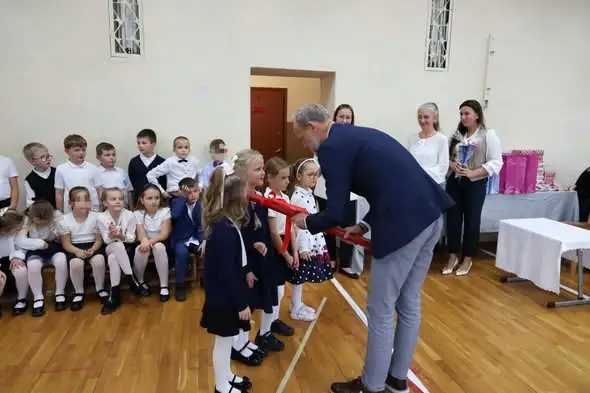 Pierwszoklasiści z Brzegu oficjalnie uczniami – uroczyste pasowanie w PSP 1