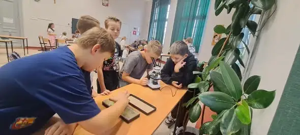 Czwartoklasiści odkrywają mikroświat – pierwsza lekcja mikroskopowania