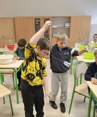 Fizyka w praktyce: uczniowie tworzyli nurka Kartezjusza i bąka kręcioła